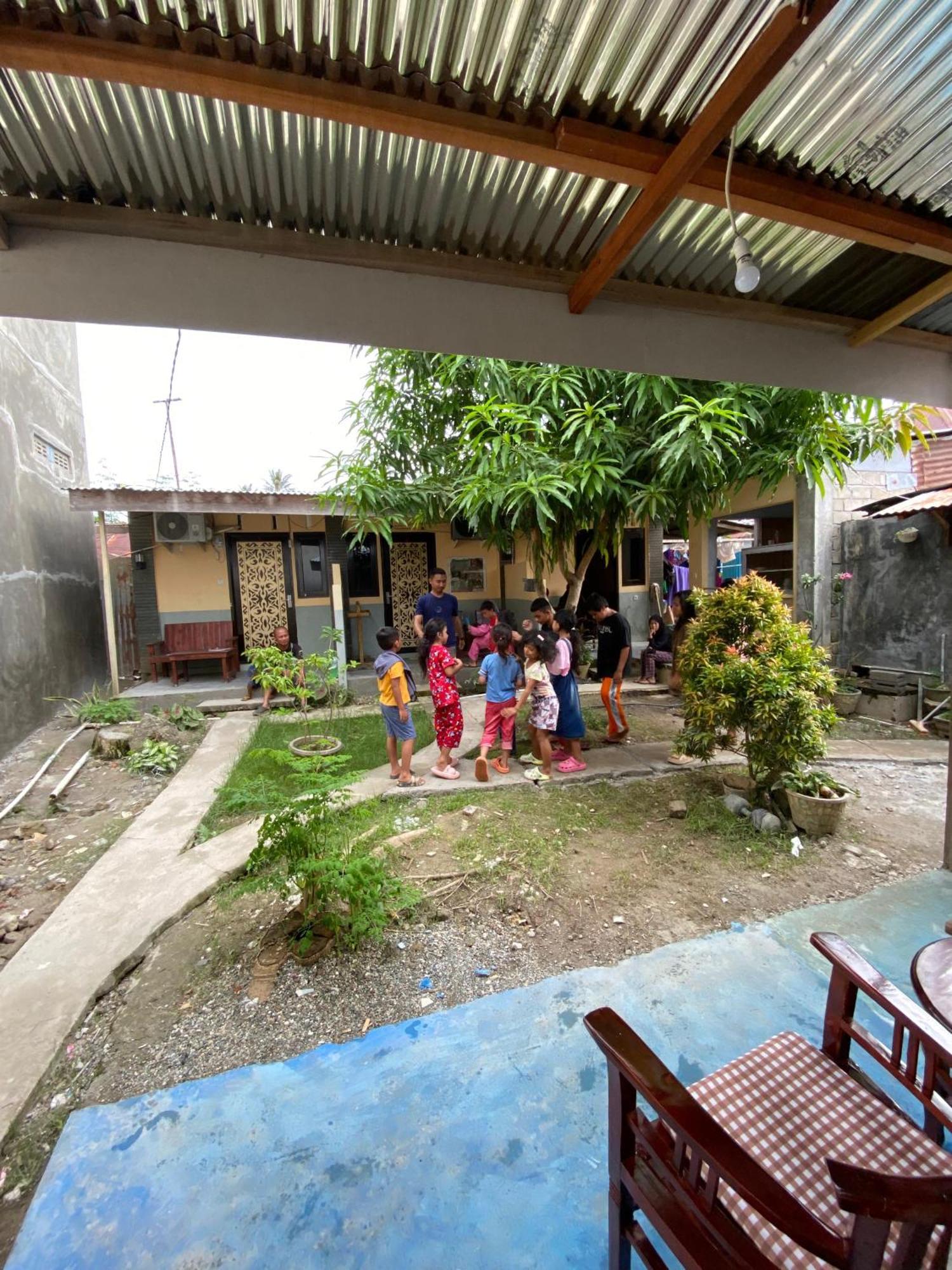 Harry & Mimin Homestay Gorontalo Exterior foto